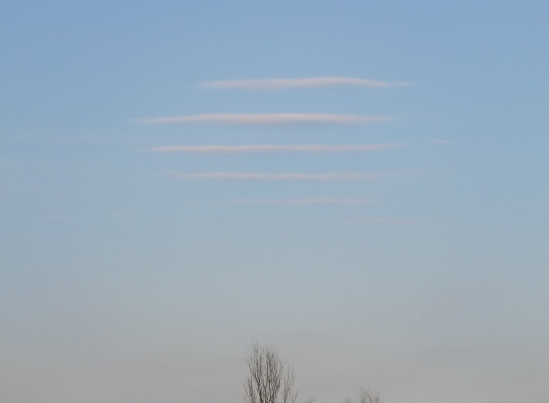 六つの雲.jpg